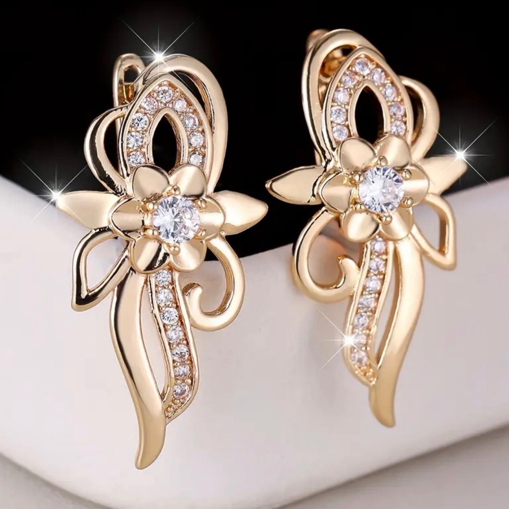 Elegant Gold Floral Crystal Earrings. (Box not included)
